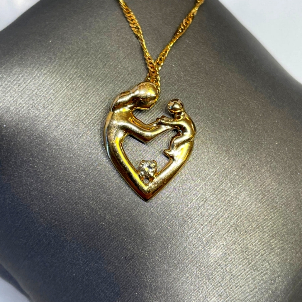 / 14 KARAT YELLOW GOLD MOTHER & CHILD PENDANT WITH CHAIN